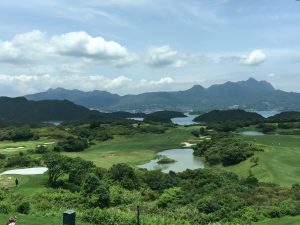 西貢滘西洲高爾夫球會是香港其中一個公眾球場，球場的風景如畫，很多參加者均是第一次前往，大家都說這真是世外桃源啊！